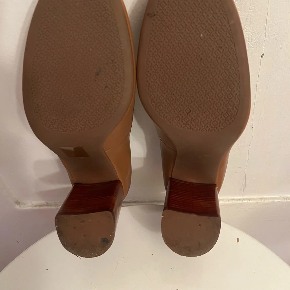 Tory Burch Janey style heel in calf leather. Size 9. Like new condition. - Picture 4 of 6
